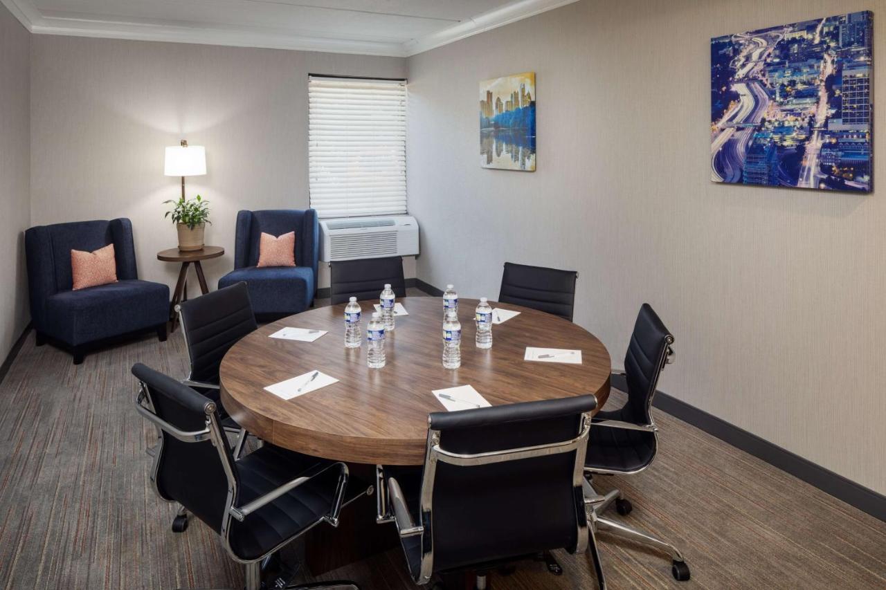 Hampton Inn Atlanta-Northlake photo 2
