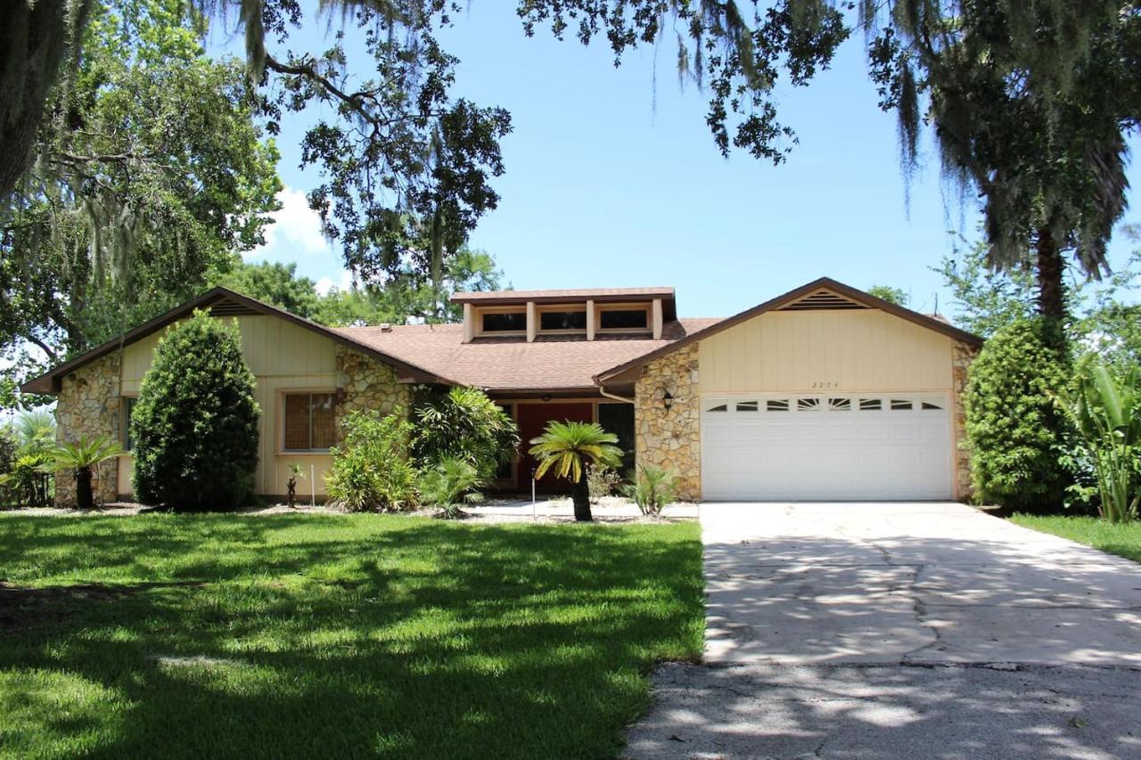 Gator Den Lakeview 3BR Retreat with Jacuzzi
