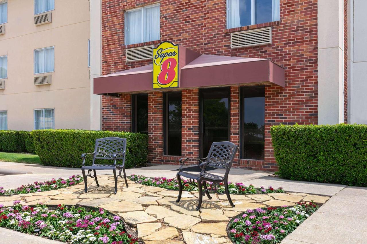 Super 8 by Wyndham Grapevine/DFW Airport Northwest hotel near Gaylord Texan Resort & Convention Center