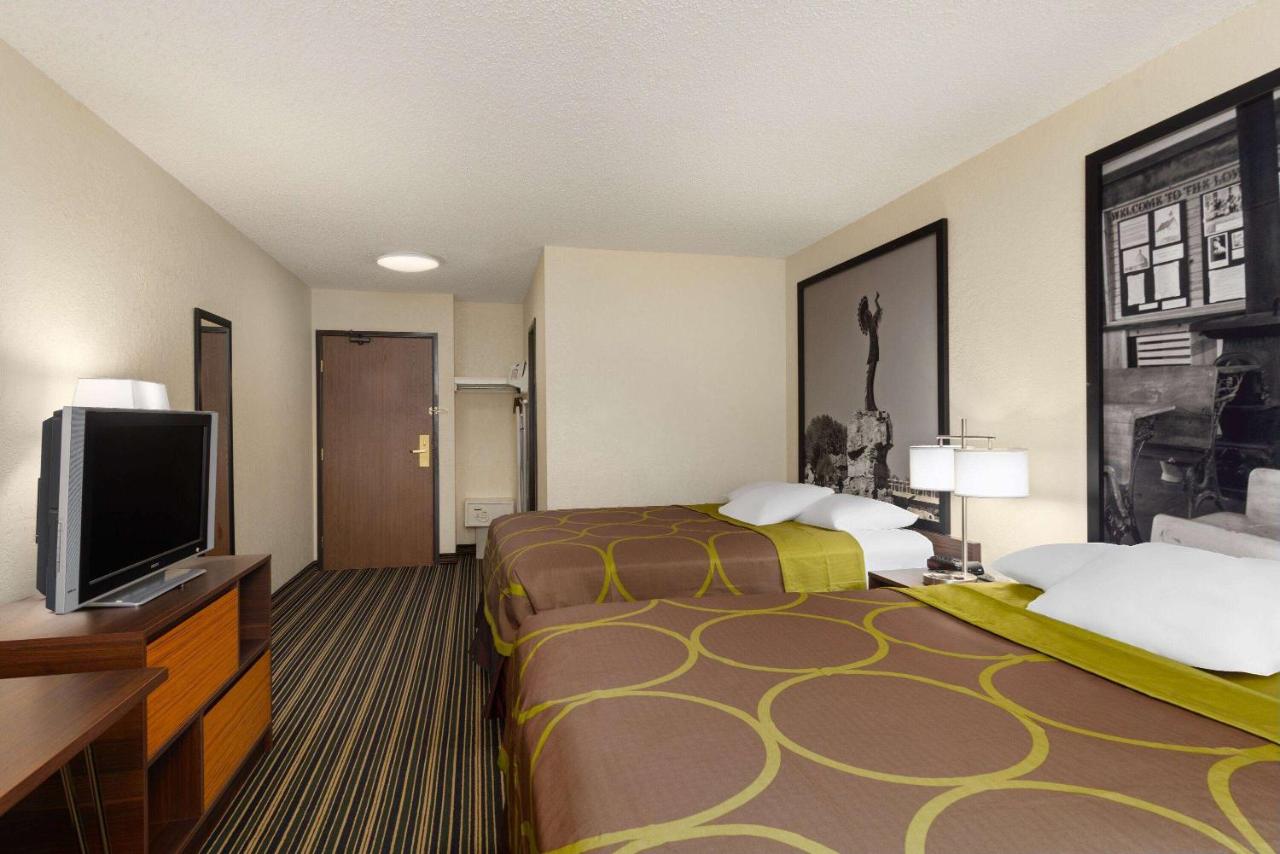 Super 8 by Wyndham Dodge City photo 2