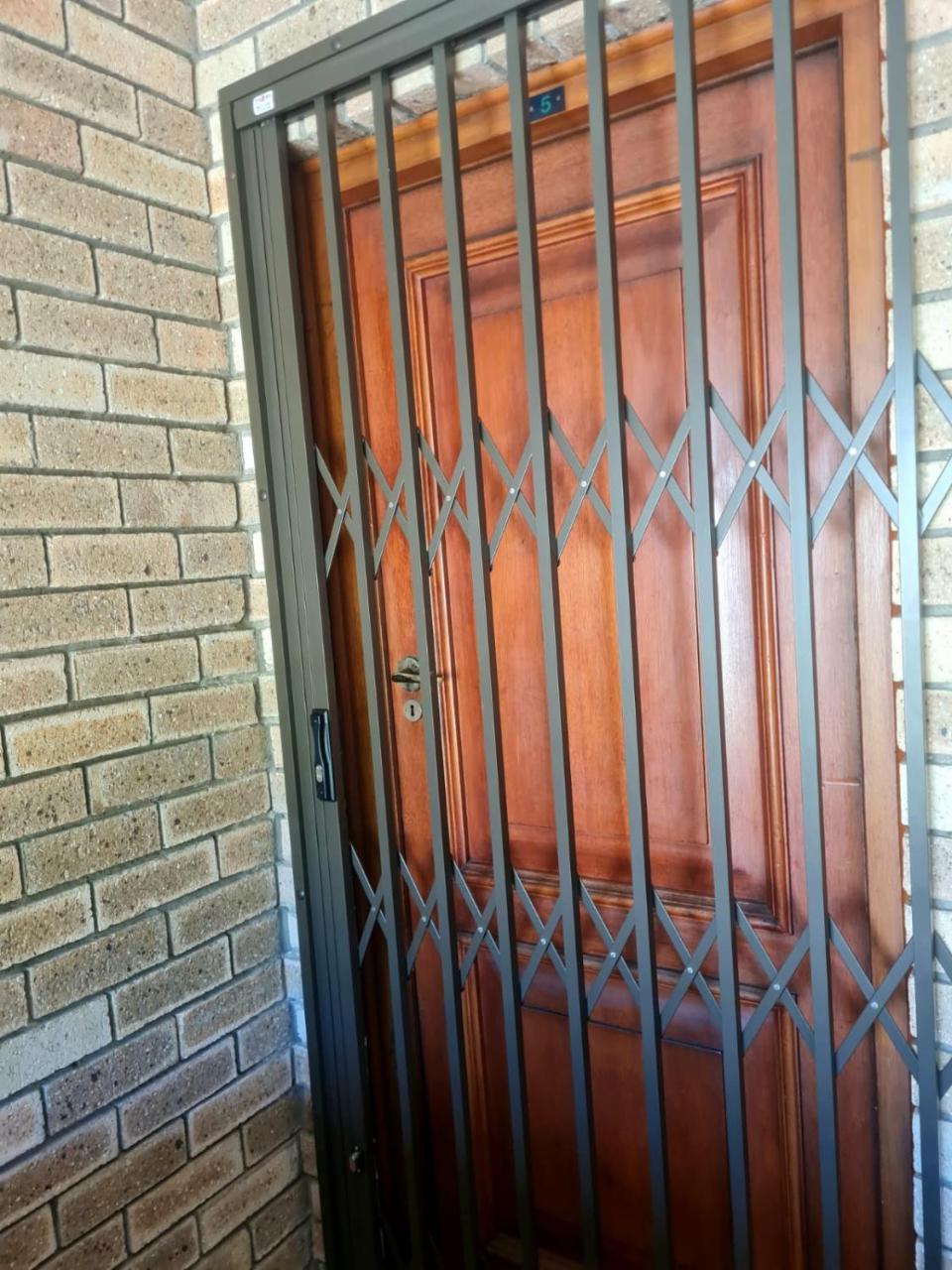 Point Village Accommodation - Erin 5 photo 2