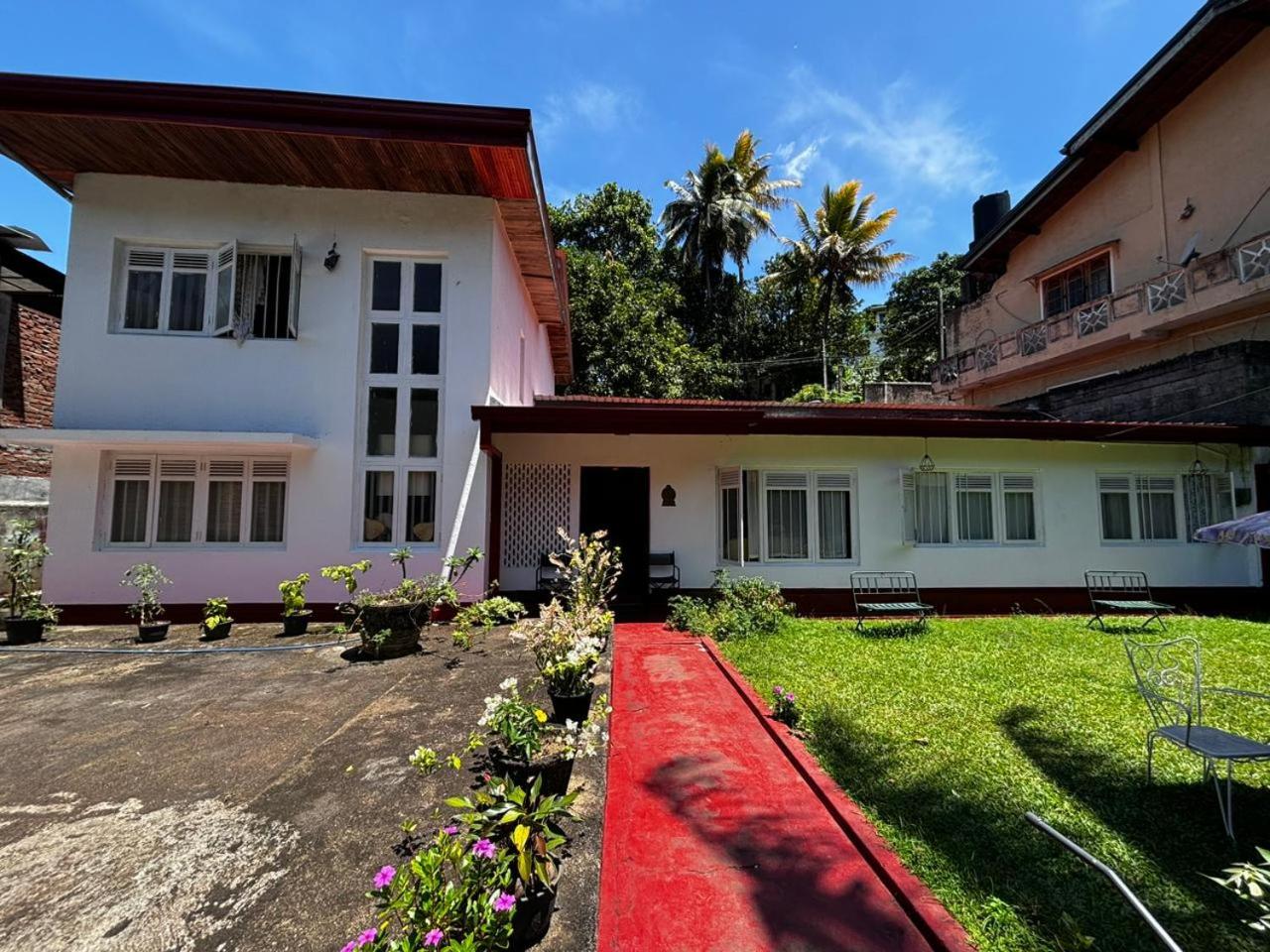 No 06 Veediya Bandara Lane Bahirawakanda