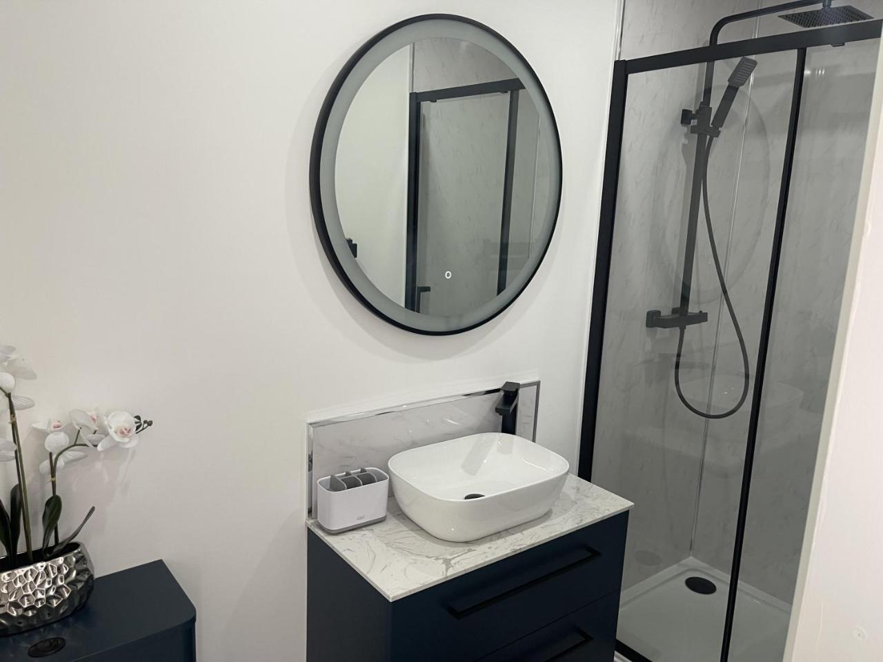 Modern-luxury 1bedroom-EnsuiteBathroom-Garden-Wifi - 4