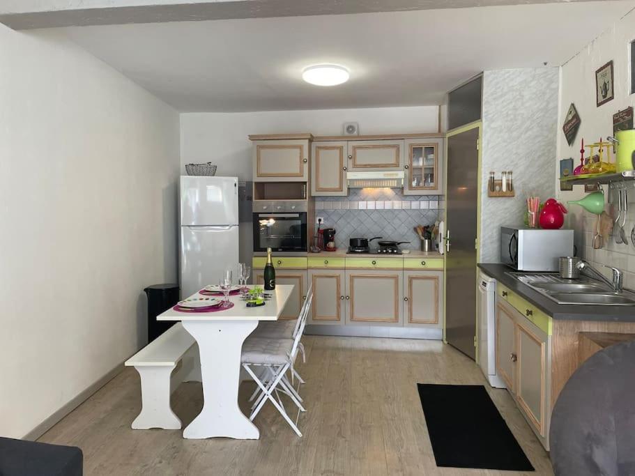 Grand studio avec piscine au coeur du village - 2