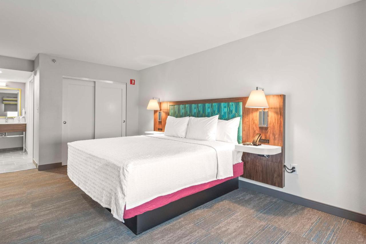 Hampton Inn Columbus-North photo 3