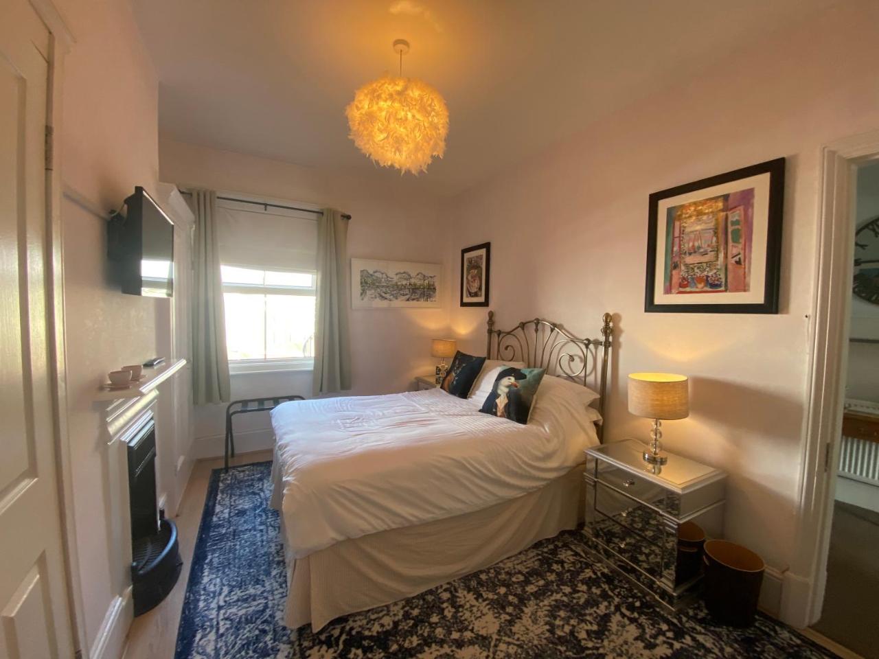Deluxe Three Bed BnB in Henley-on-Thames near Station River & Town Centre - 2