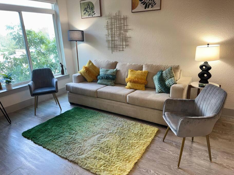 Beautiful Condo on Riverwalk King Suite w Free Parking Pet Friendly Centrally Located on the Riverwalk - 2