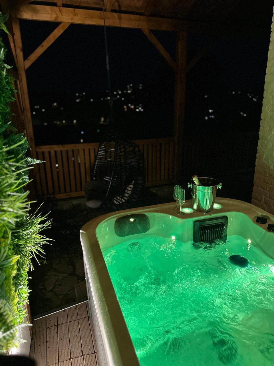 Suite Tino - Jacuzzi privé, cabine infrarouge & vue - 2