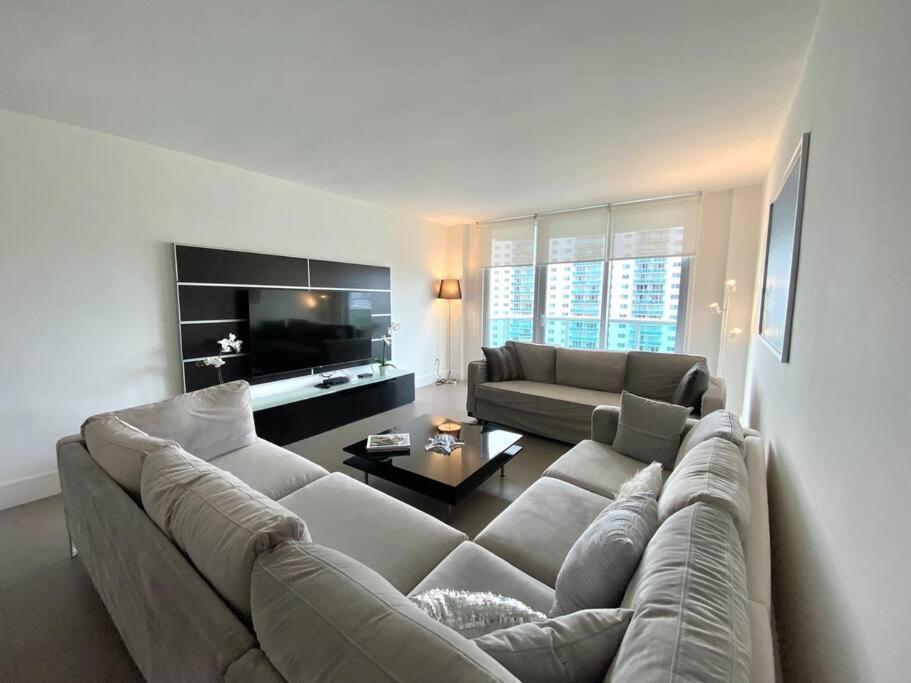 Luxurious and Centrally-located 1BR Condo by the beach! - 2