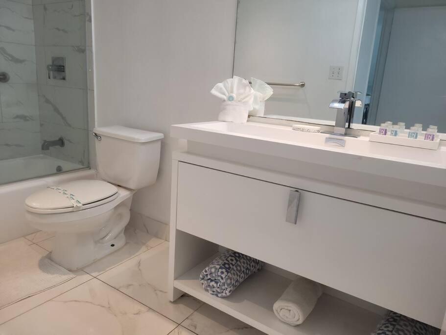 Modern 1 BR Condo, Steps from Beach, Free Parking! - 3