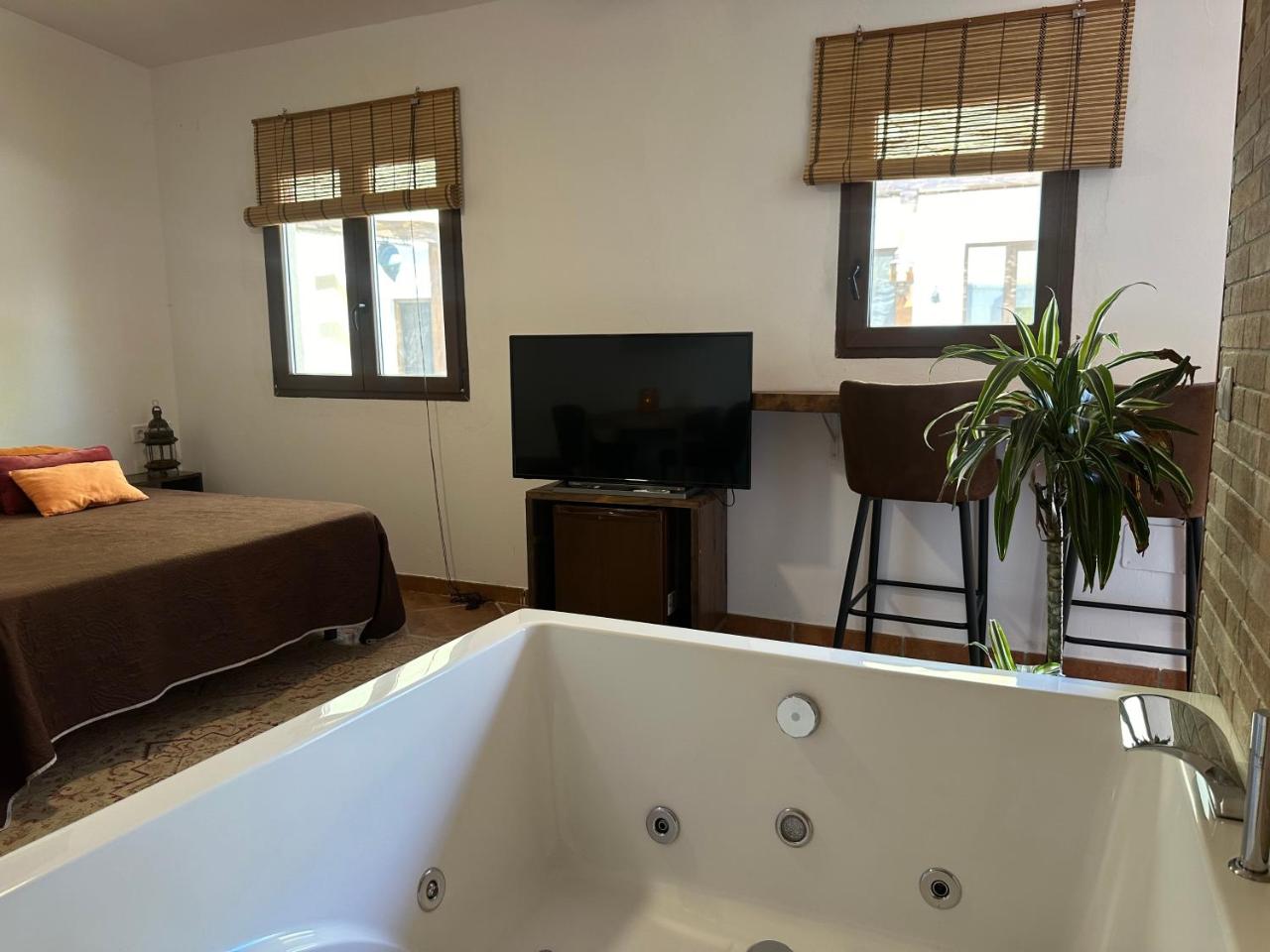 Romántico estudio rodeado de naturaleza con jacuzzi gigante - 6