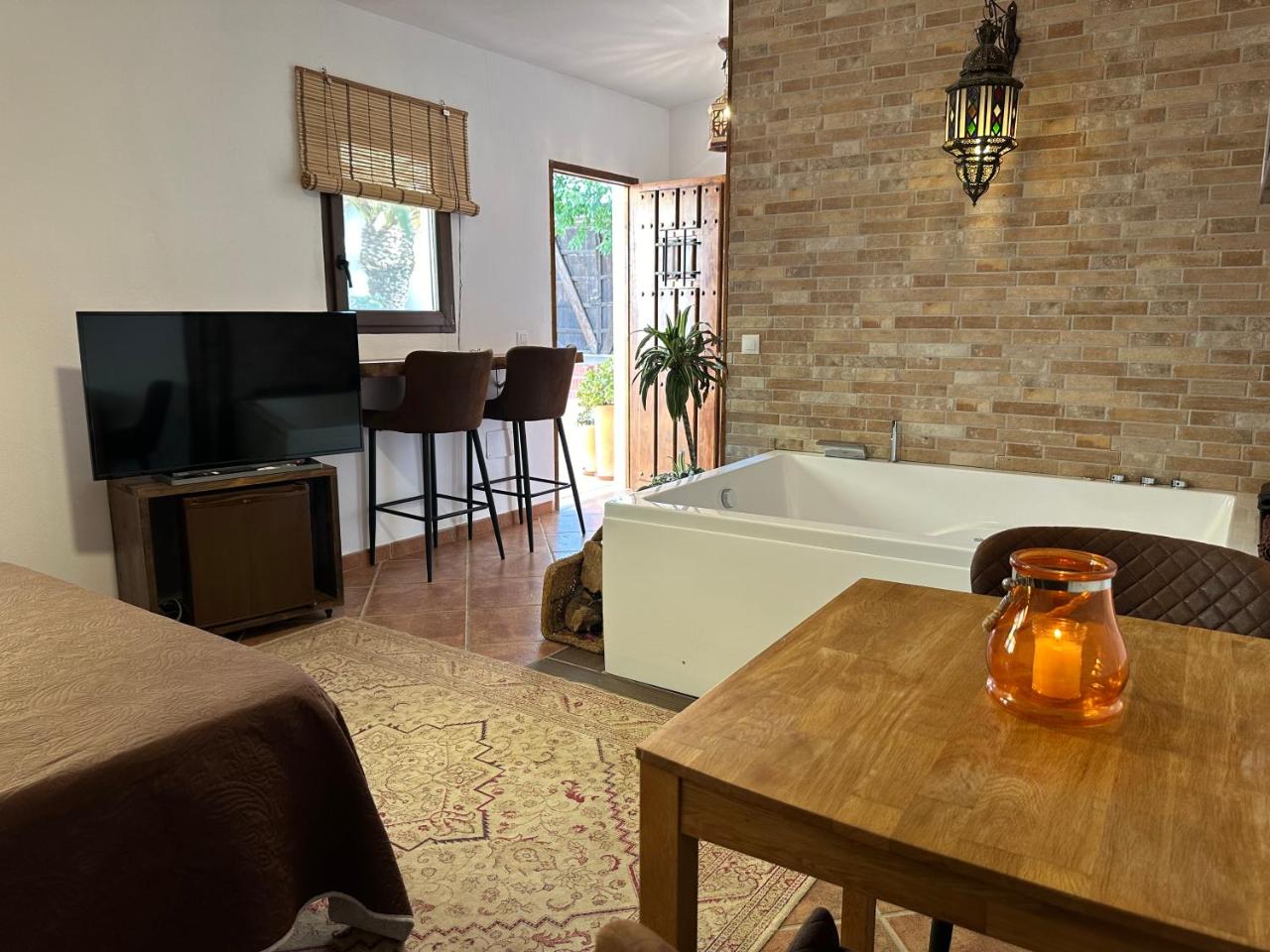 Romántico estudio rodeado de naturaleza con jacuzzi gigante - 5