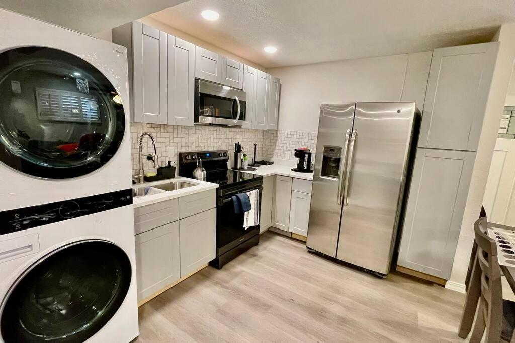 Apartment A, Restful,Cozy, close Sunland Park Mall - 5