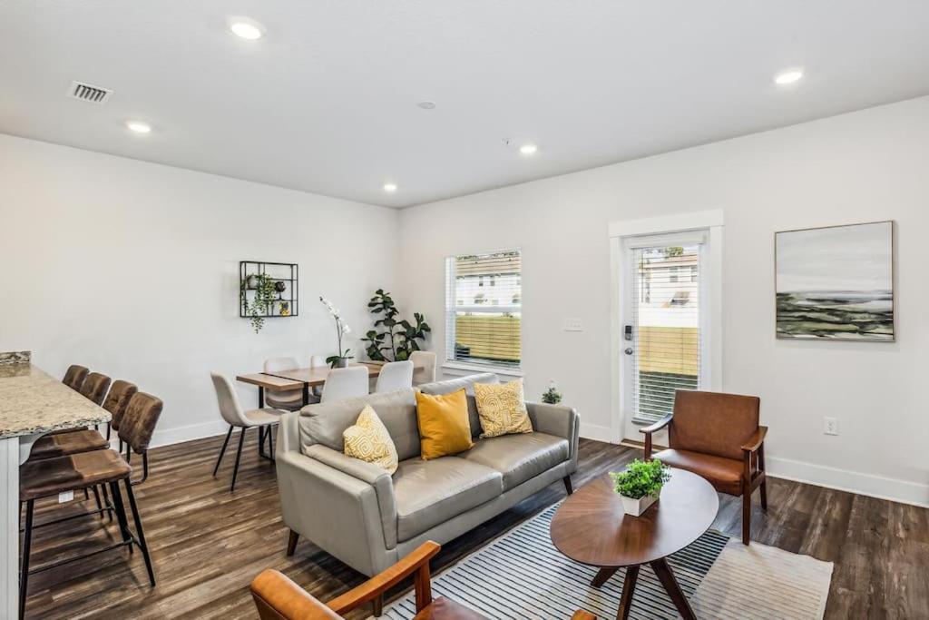 LUXURY TOWNHOME NEAR DOWNTOWN AND PENSACOLA BEACH - 2