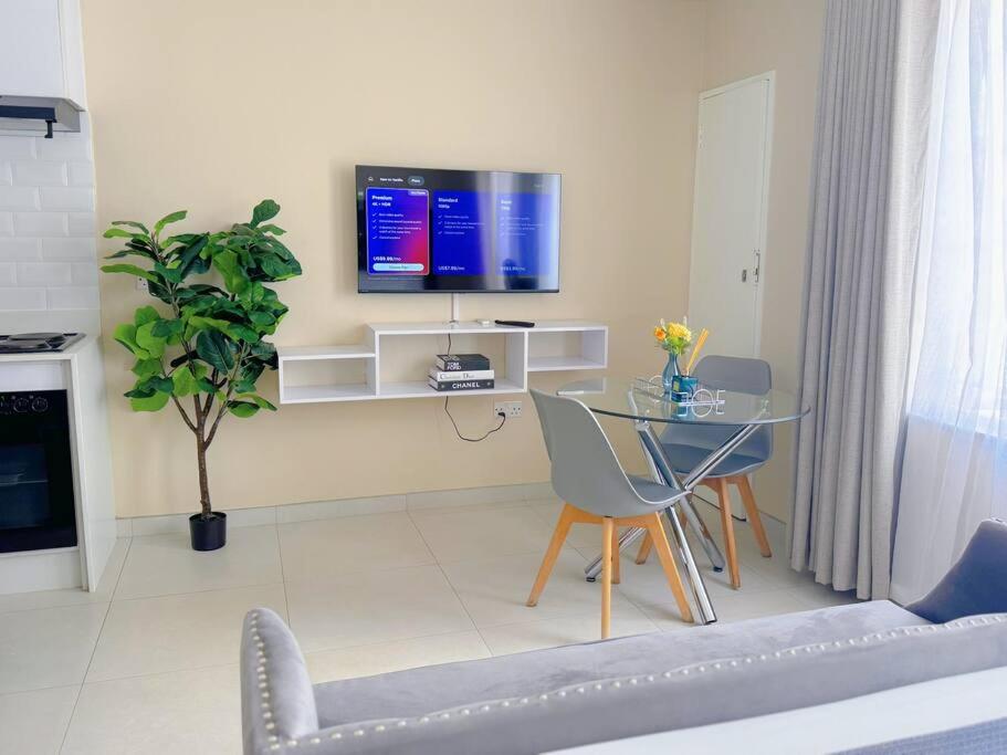 Stylish Studio Apartment in the Avenues Thumbnail