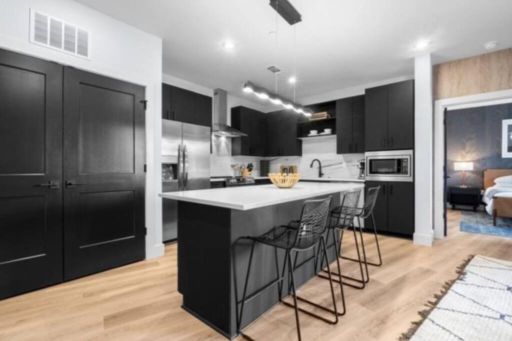Electric - Odyssey -Top Floor West End 2 Bedroom - Minutes to Broadway - 4