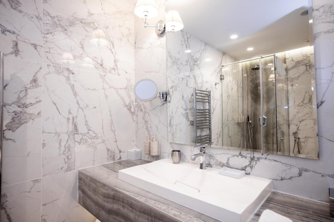 Tresor Le Palais Timisoara, Curio Collection by Hilton