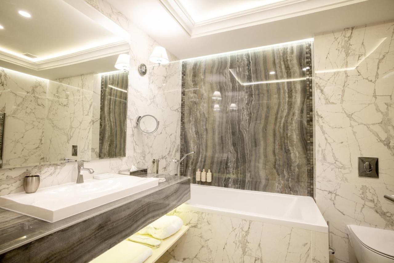 Tresor Le Palais Timisoara, Curio Collection by Hilton