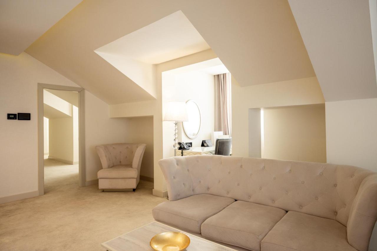 Tresor Le Palais Timisoara, Curio Collection by Hilton
