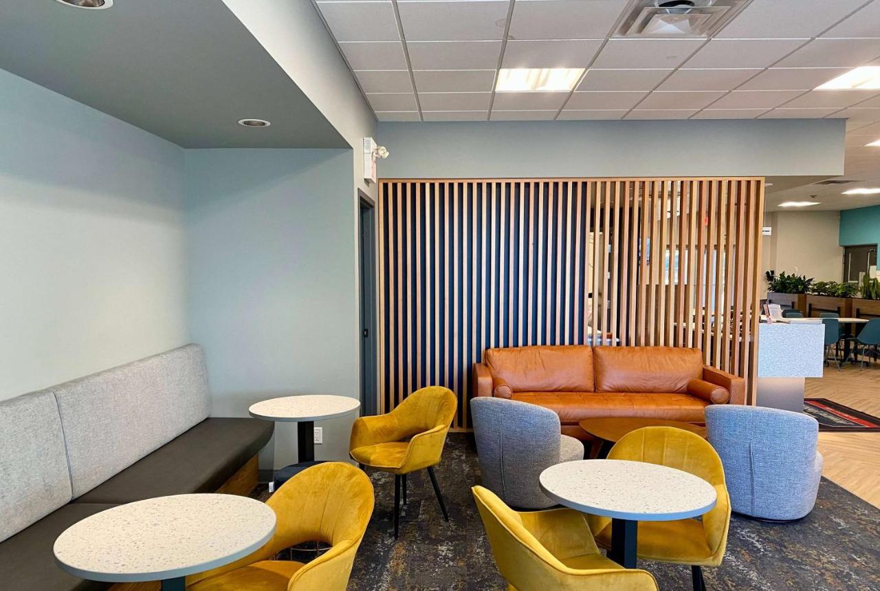 Photo - Howard Johnson by Wyndham Winnipeg West