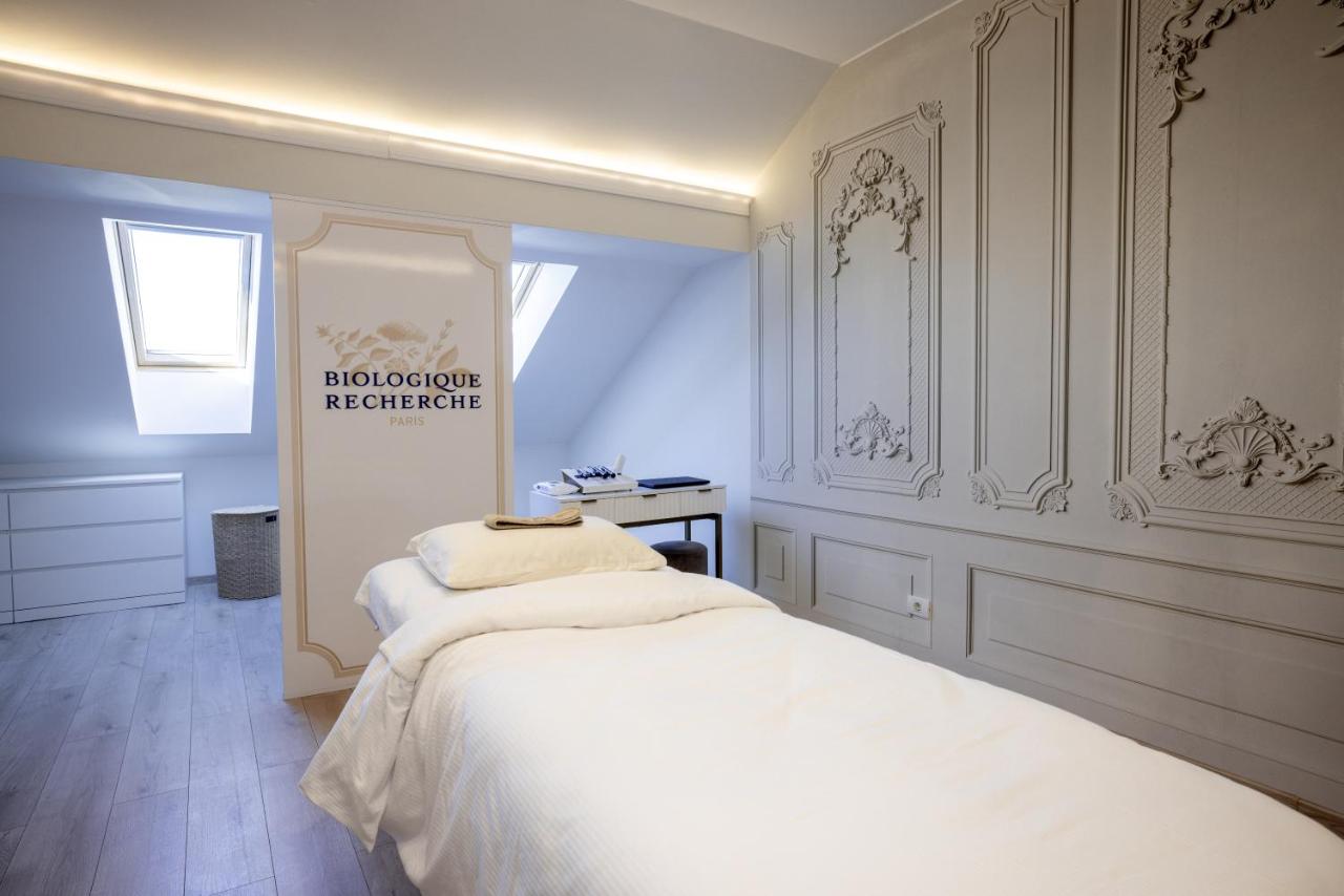 Tresor Le Palais Timisoara, Curio Collection by Hilton