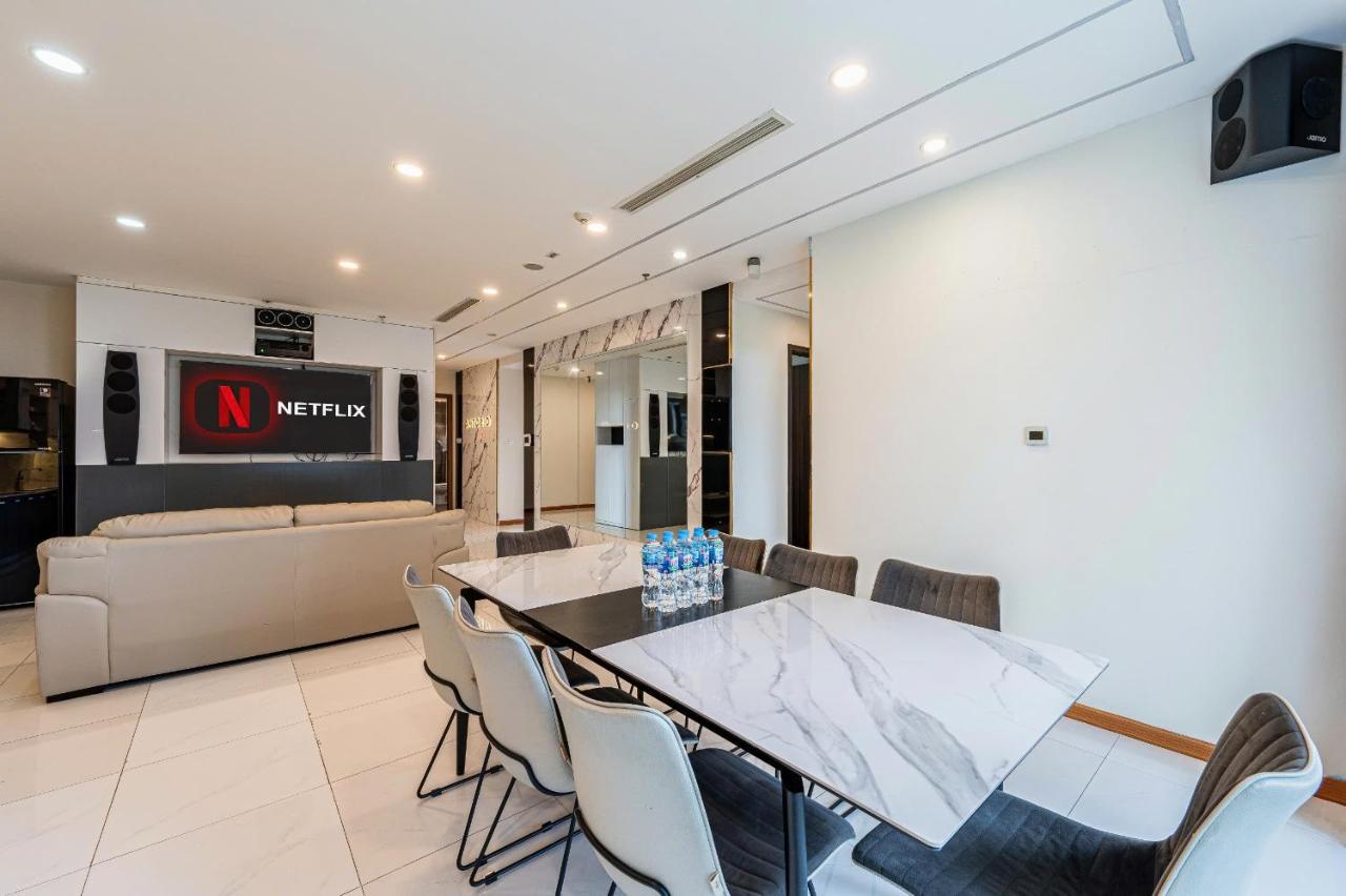 Vinhomes Landmark Luxury Apartment by Navie photo 3