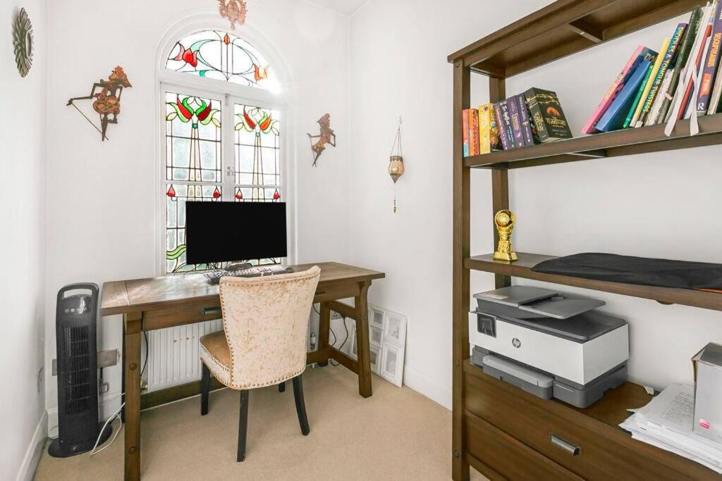 5-Bed Family Retreat in Chiswick - 3