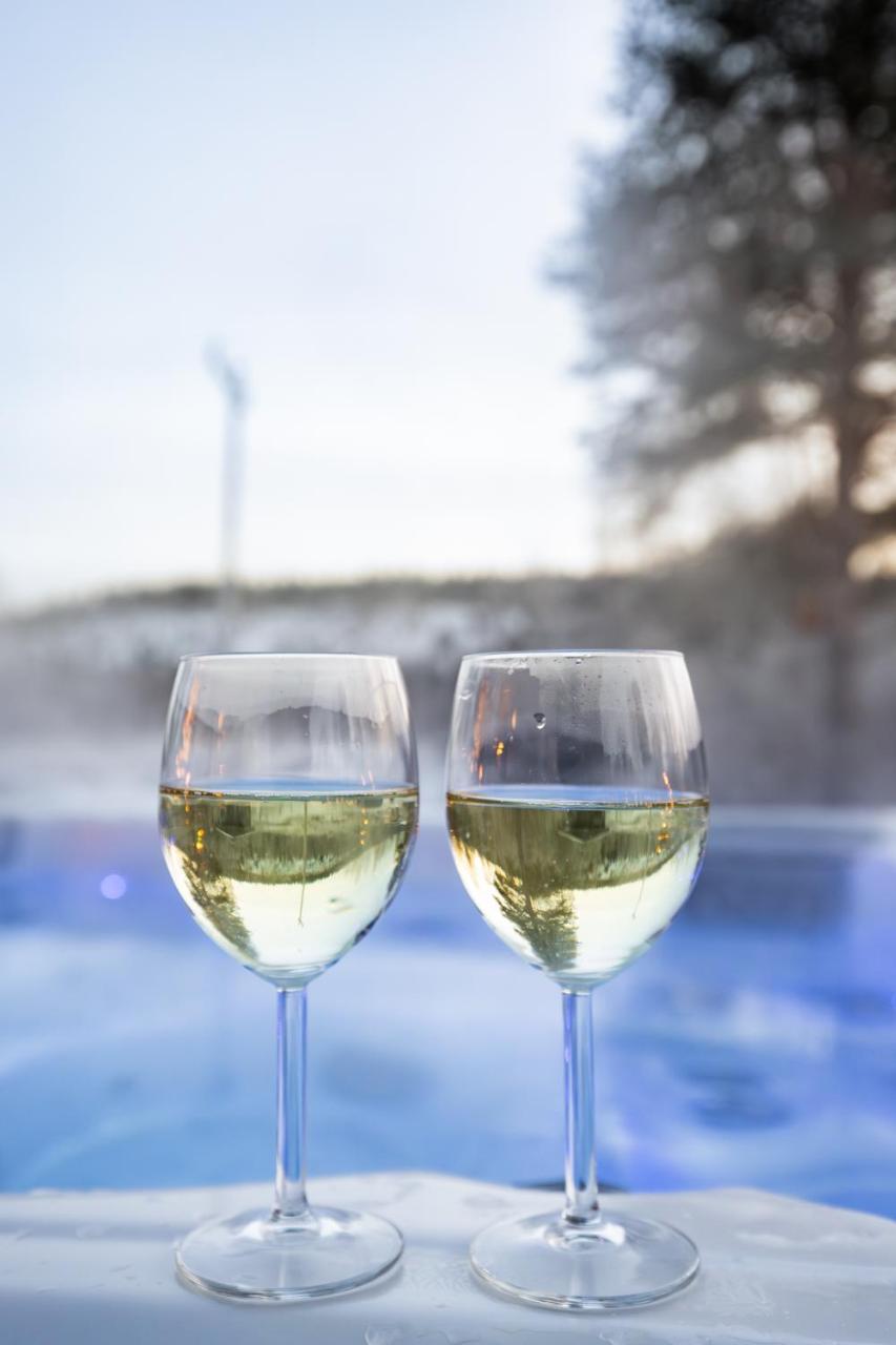 Aurora Jacuzzi Lodge - 2