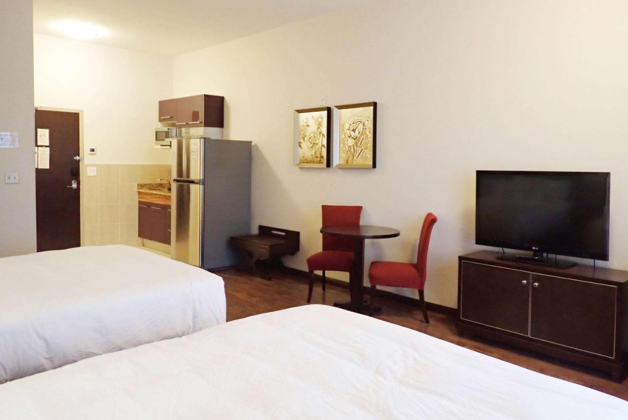 Days Inn & Suites by Wyndham Fort Saskatchewan photo 2