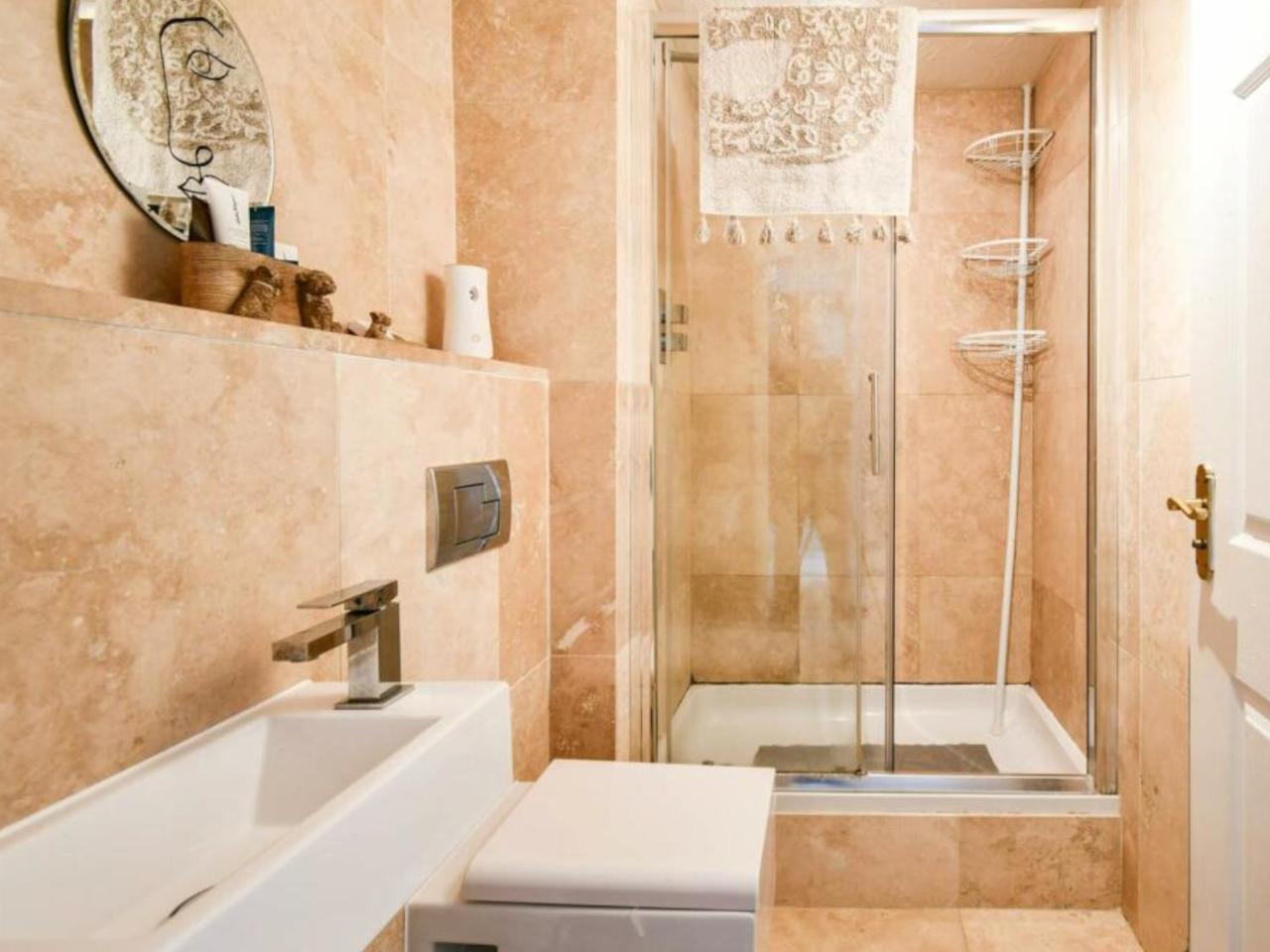 Cosy Garden Accommodation, Private Hot Tub & Four Poster Bed - 5