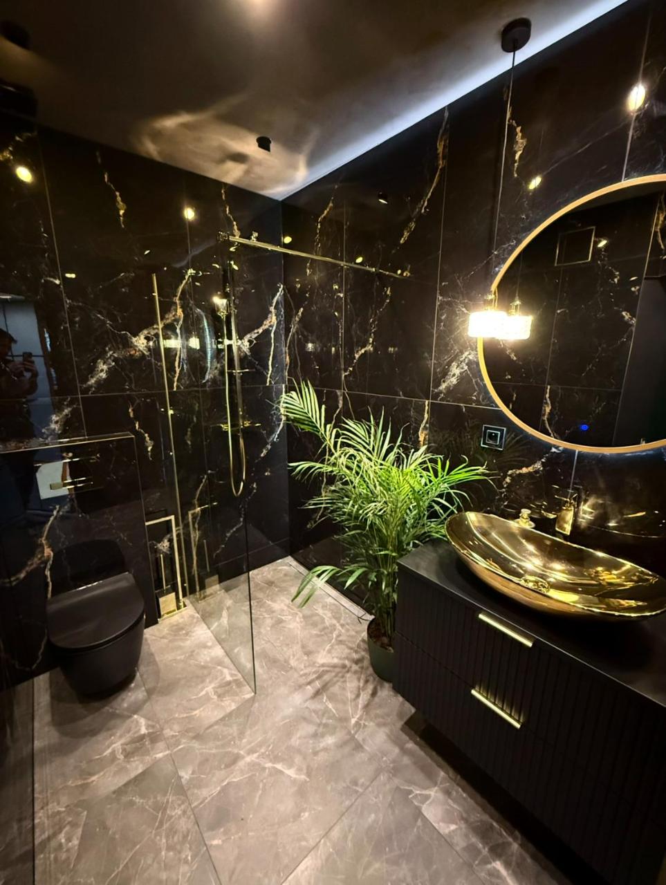 Jacuzzi Jungle Apartments - 5