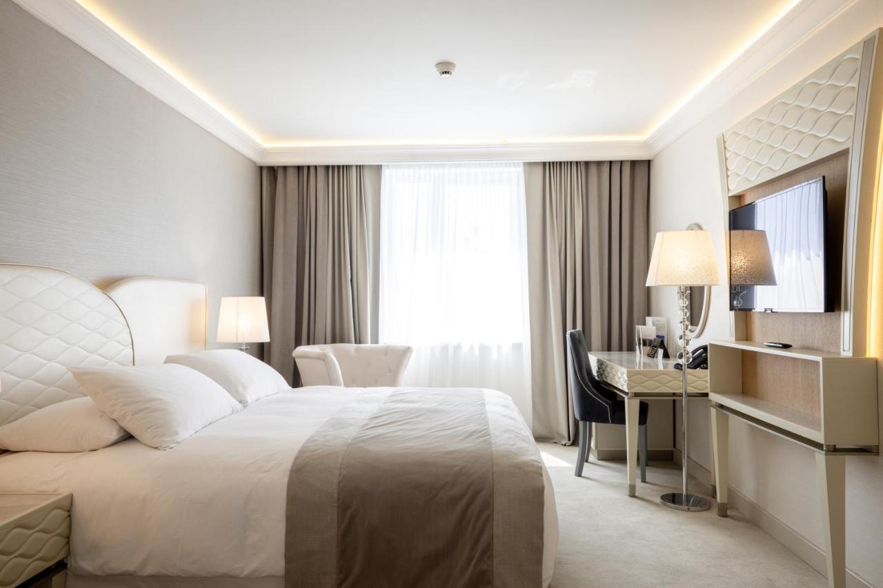 Tresor Le Palais Timisoara, Curio Collection by Hilton