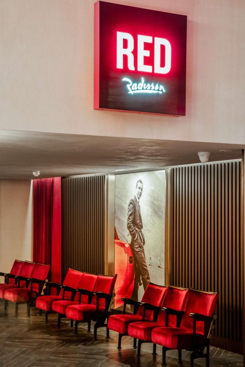 Radisson RED London Heathrow - 4
