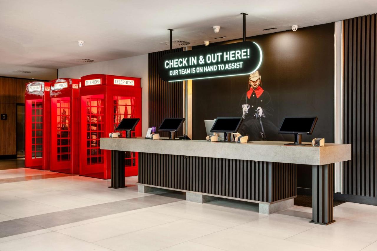 Radisson RED London Heathrow - 3