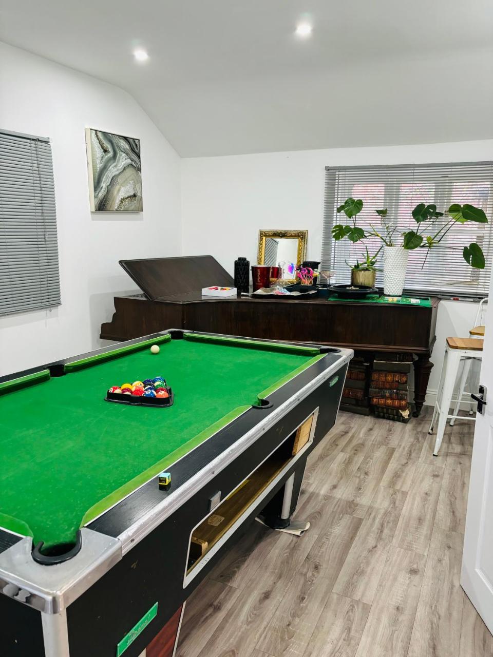 HERTFORD House with garden parking pet friendly pool room - 2