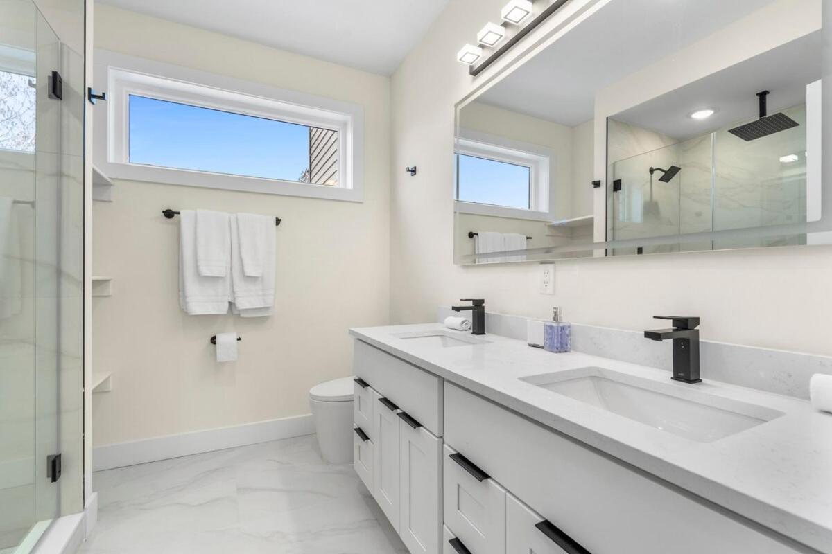 Capital Hill 2 Spacious Townhouse in Downtown DC with Roof View Free parking and Free WiFi - 5
