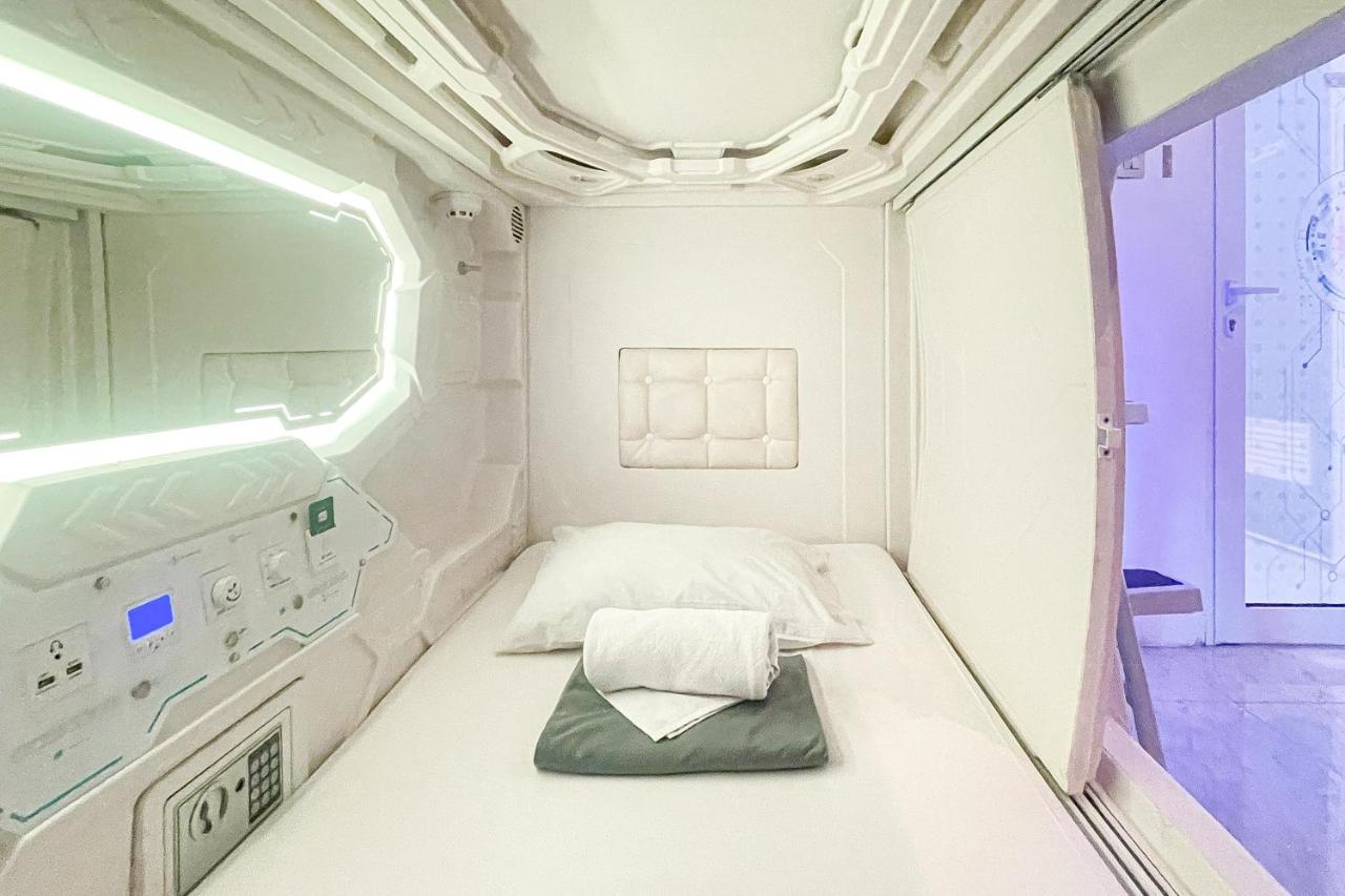 Photo - RedDoorz Hotel Capsule at Batu Tulis