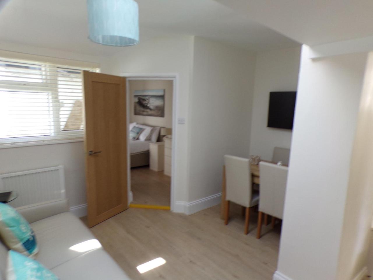 3TheDome - Luxury Ground Floor Apartment opposite the Beach, Barton on Sea - 5