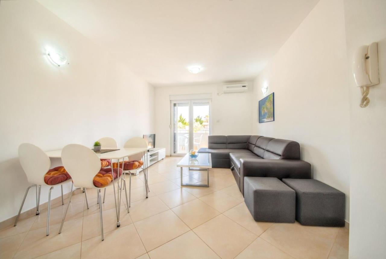 Comfy apartment in Vrsi with fenced garden - 2