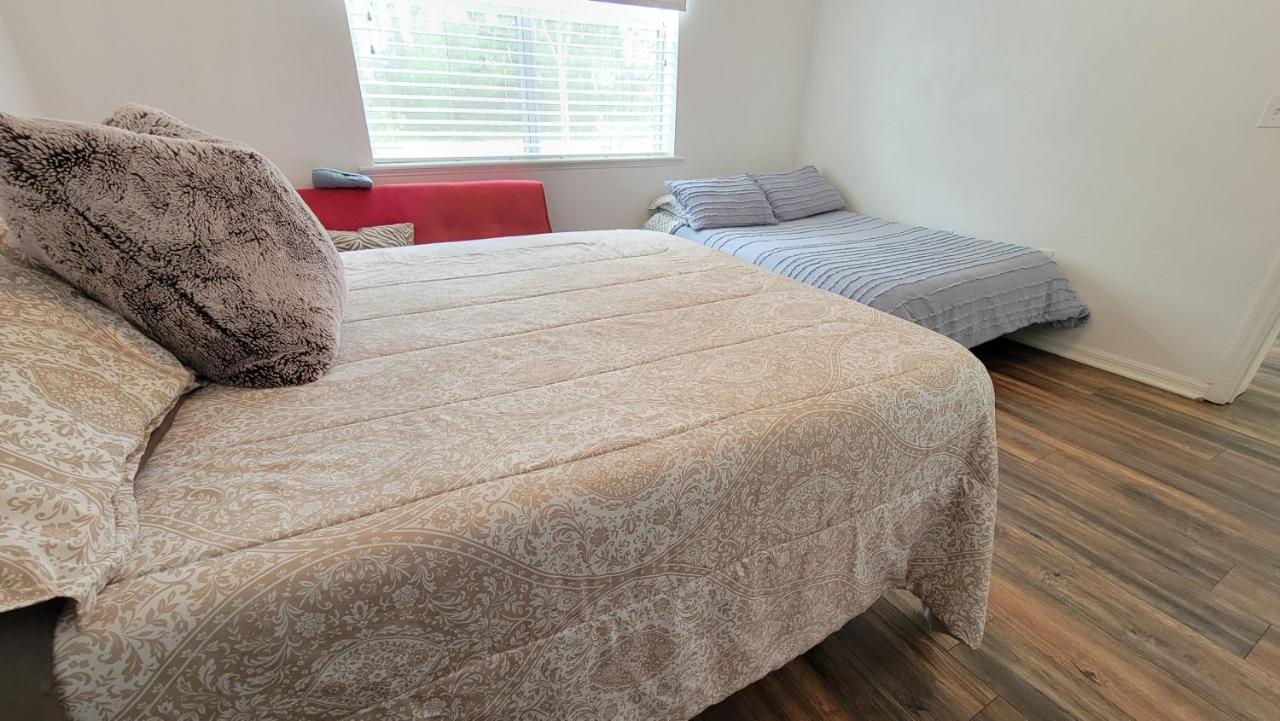 Spacious 2BR 2BA Suite - Walk to Mall & Hospitals - 5