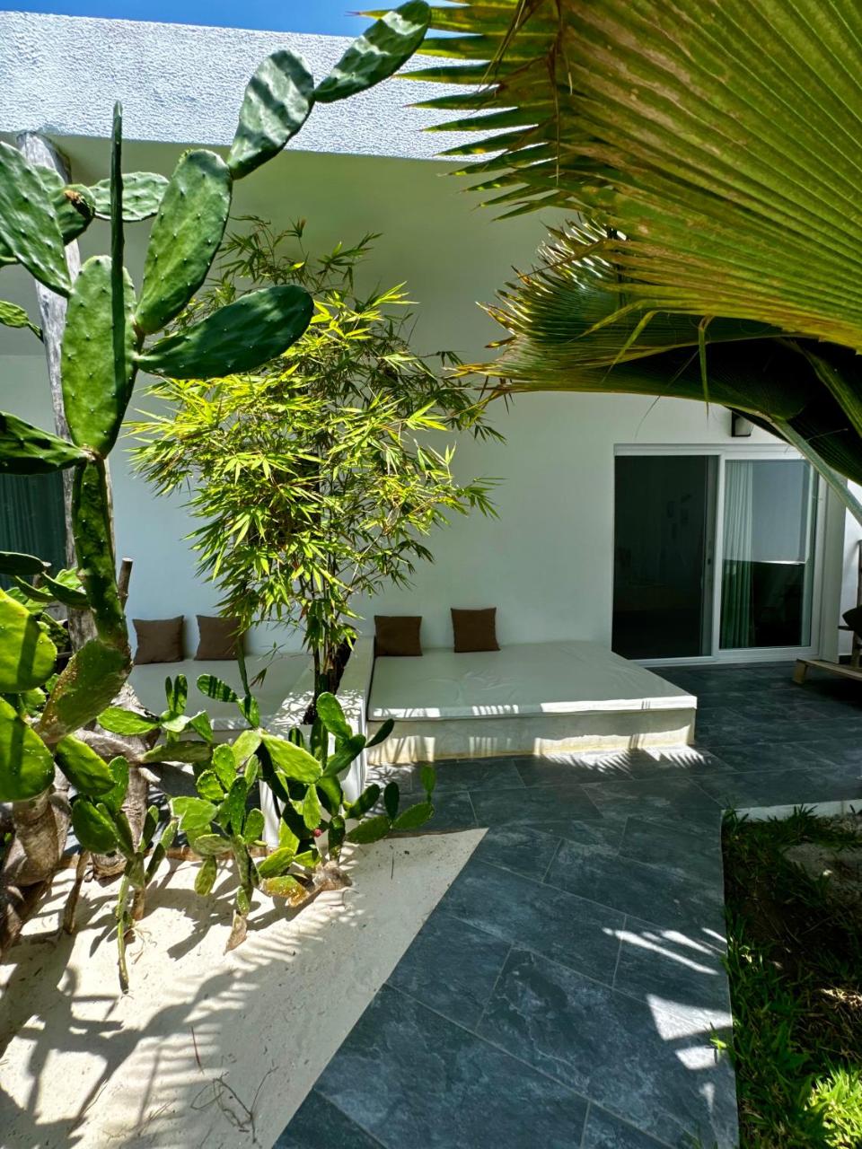 Photo - La Base Hotel