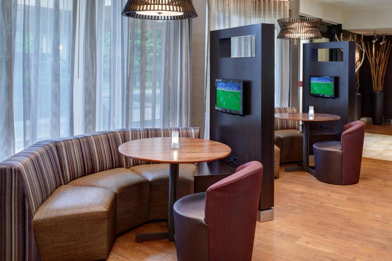 Courtyard By Marriott Chicago Oakbrook Terrace photo 2