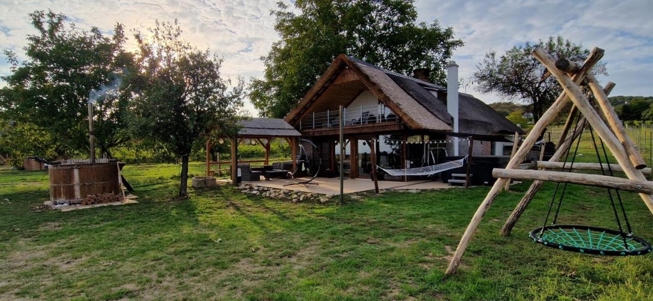 Luxury Reed House - 2
