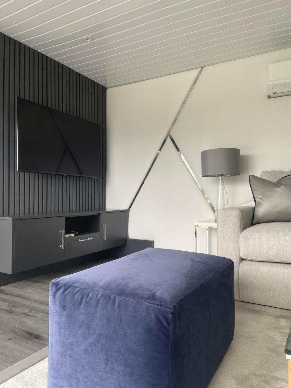 Luxury and Style - The Garden Room - 3