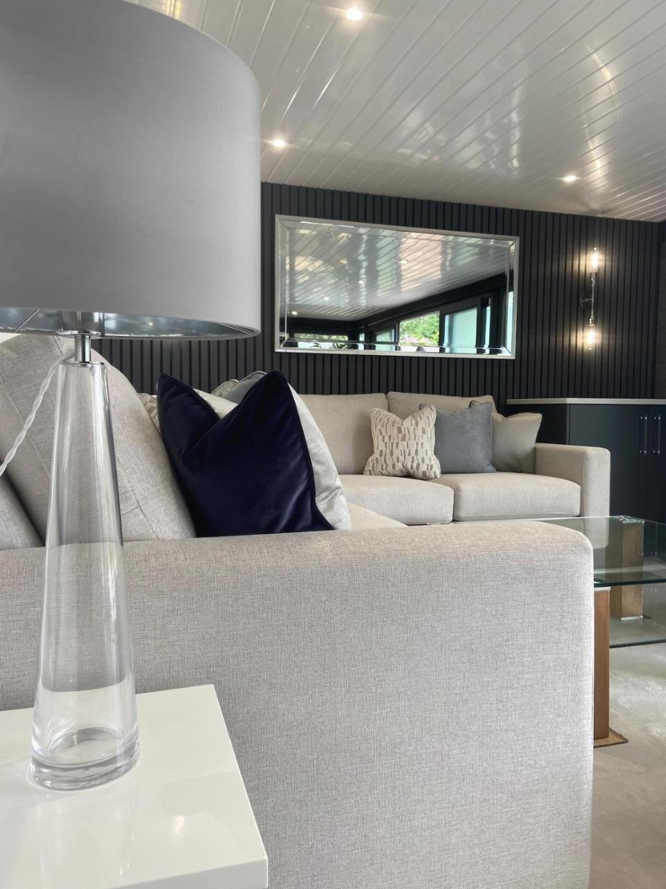 Luxury and Style - The Garden Room - 6