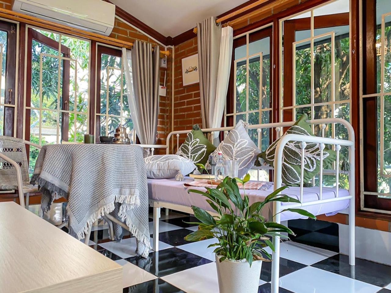 The Giftown Vientiane, Watchan