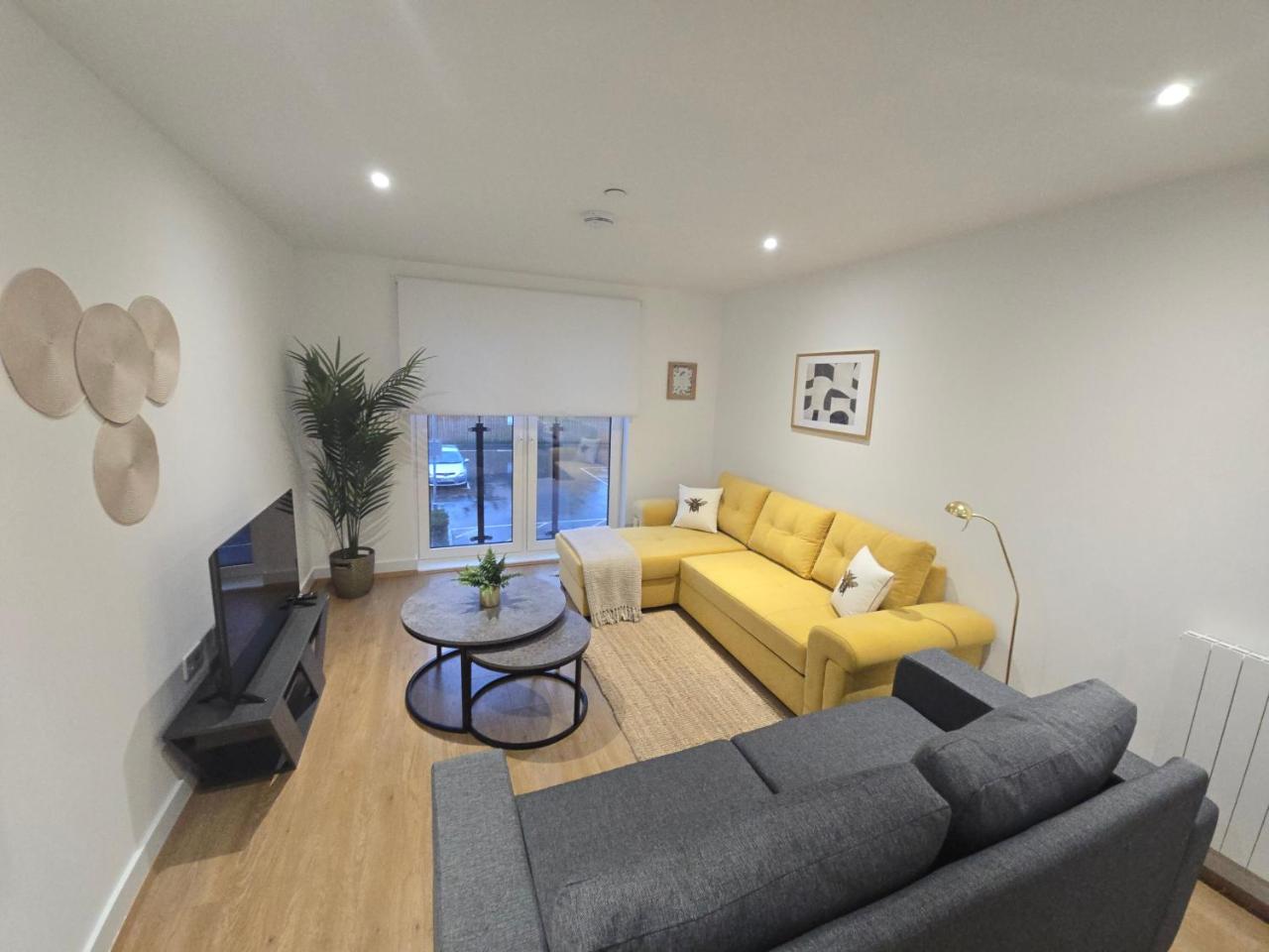 Snuggle Inn Serviced Apartments, Great choice for large groups, Contractors, Business Executives and Family Vacations in the stunning valley of Surrey Hills, secure Private Parking, Offering Easy Train Access to London, Gatwick airport, M25 - 5