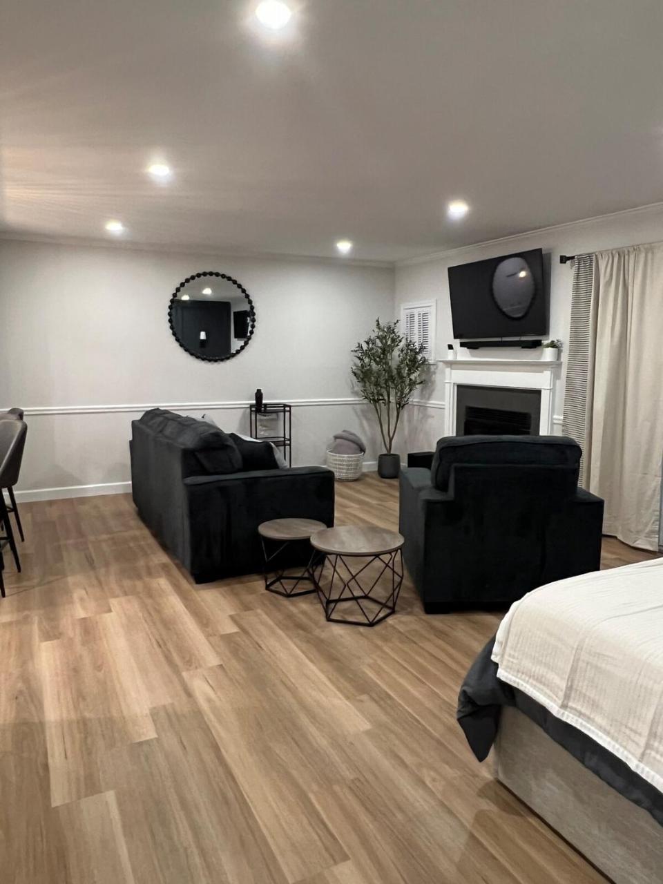 Newly Renovated Villa with King Bed and Amenities, 1 mile to Mohegan Sun - 3