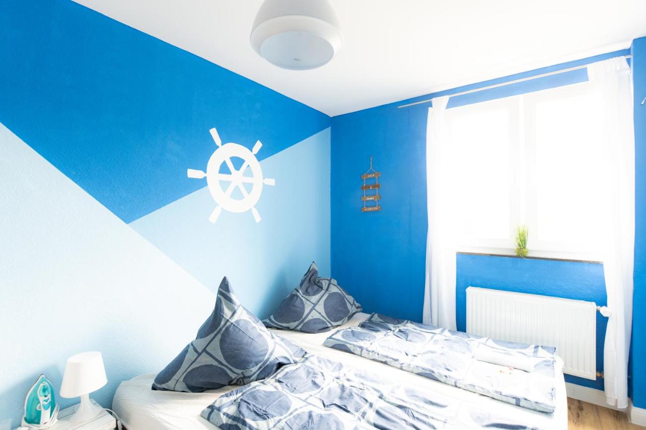 - Ocean Haven Deluxe with Coastal Charm - 2-Room Sea-Inspired Apartment 75 qm - Central Location - Elegant Nautical Design - Renovated in 2024 with TV & Netflix - Full Kitchen & Free Parking - Near Metro & Airport - King Beds - - 2