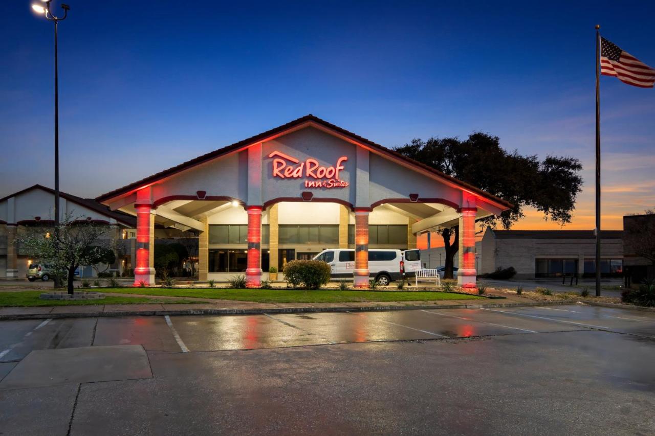 Red Roof Inn & Suites Irving - DFW Airport South photo 3